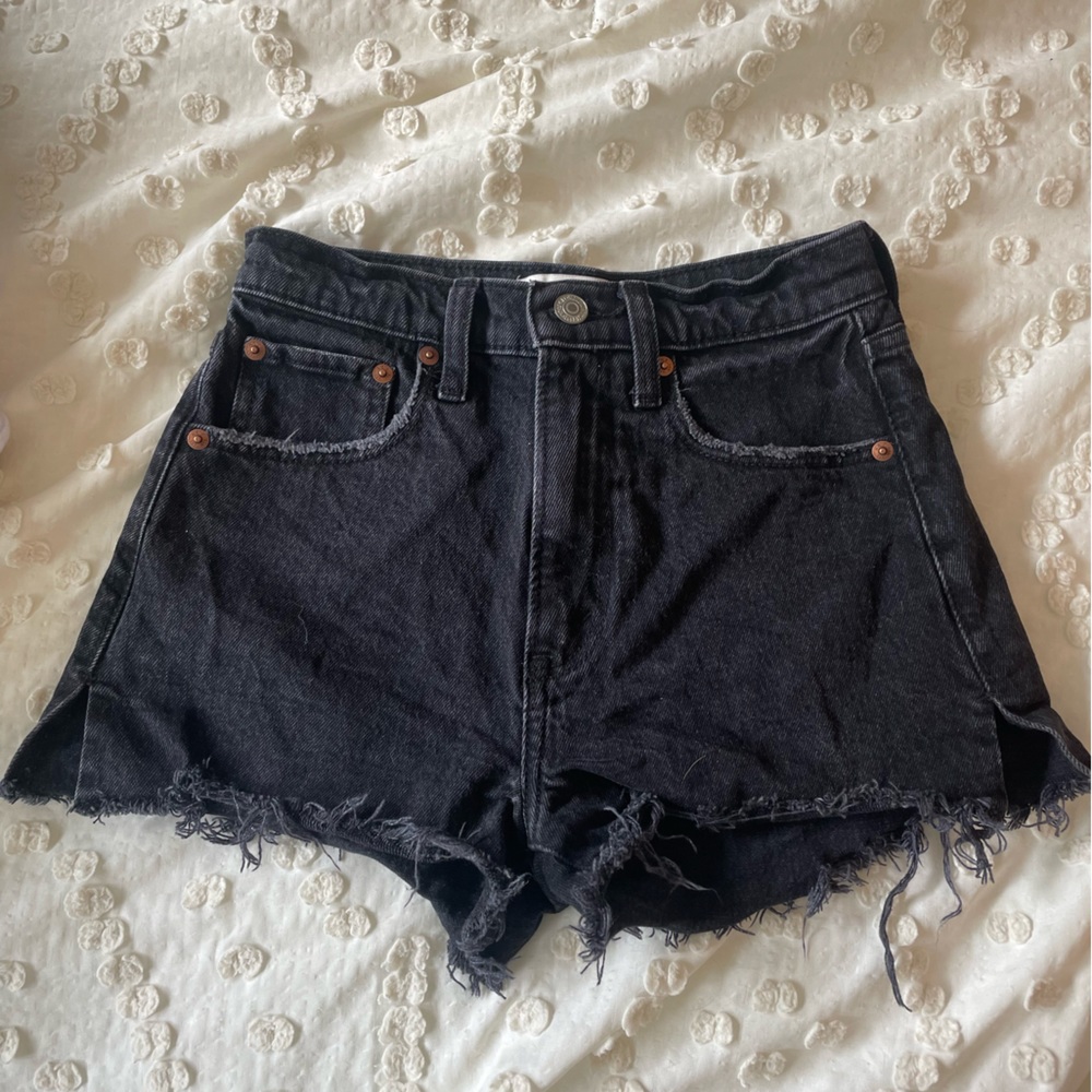 Abercrombie & Fitch the mom short. 23 / 000. Black high rise